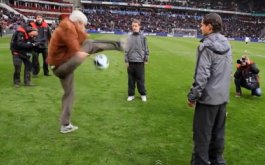70-летний дед шокирует стадион техникой работы с мячом